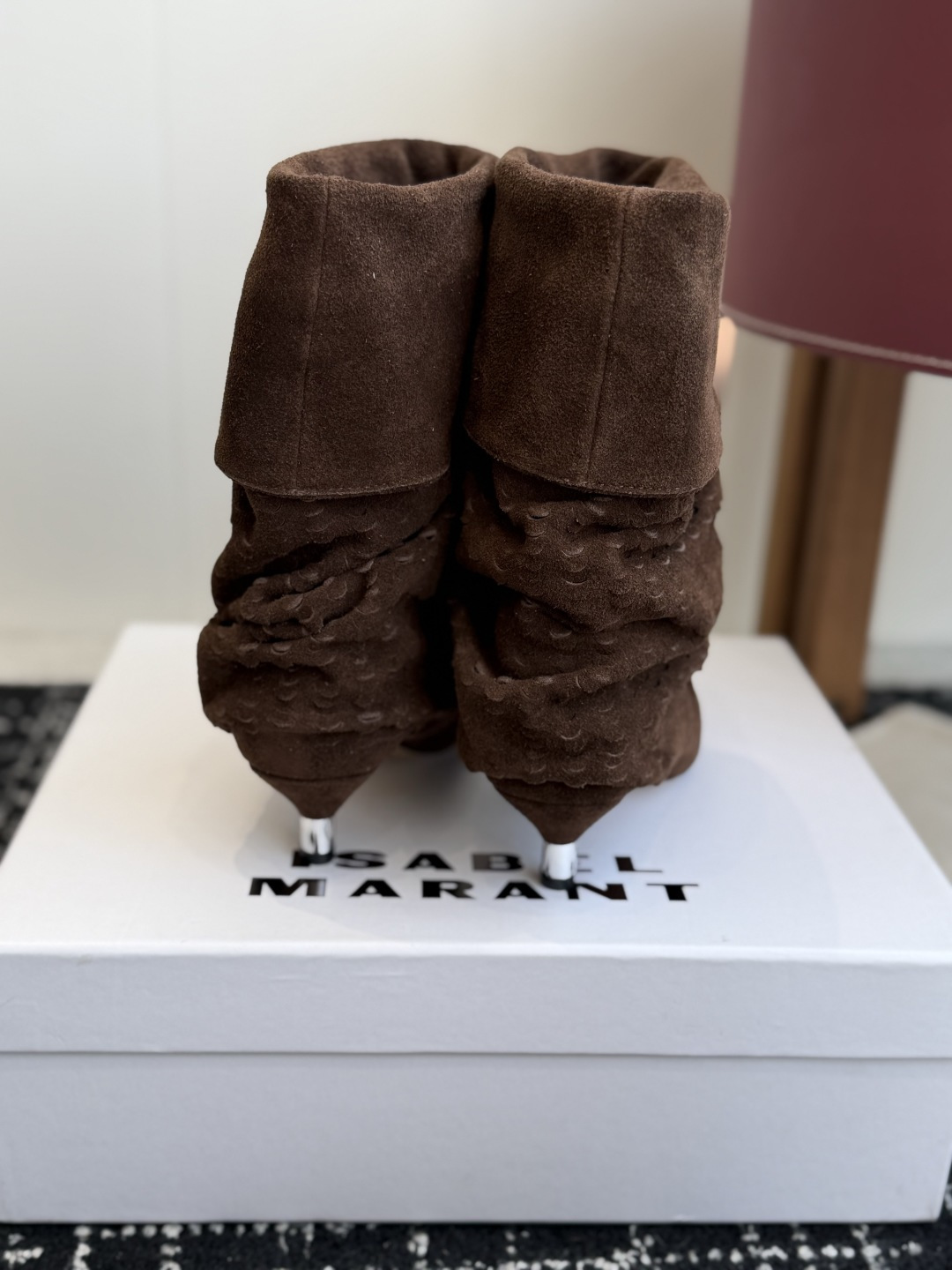 代购级 Isabel Marant 伊莎贝尔 26ss 尖头细跟短靴 一脚蹬细跟短靴,麟片皮孔点缀短靴腰身,时尚感满满 代购级 Isabel Marant 伊莎贝尔 26ss 尖头细跟短靴 一脚蹬细跟短靴,麟片皮孔点缀短靴腰身,时尚感满满