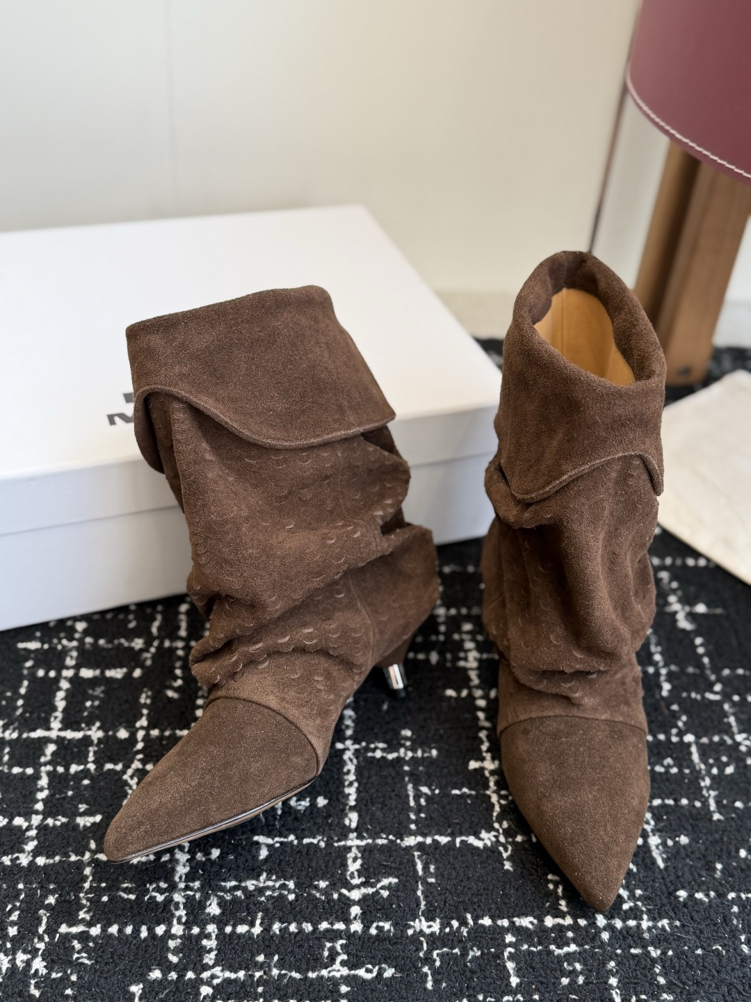 代购级 Isabel Marant 伊莎贝尔 26ss 尖头细跟短靴 一脚蹬细跟短靴,麟片皮孔点缀短靴腰身,时尚感满满 代购级 Isabel Marant 伊莎贝尔 26ss 尖头细跟短靴 一脚蹬细跟短靴,麟片皮孔点缀短靴腰身,时尚感满满