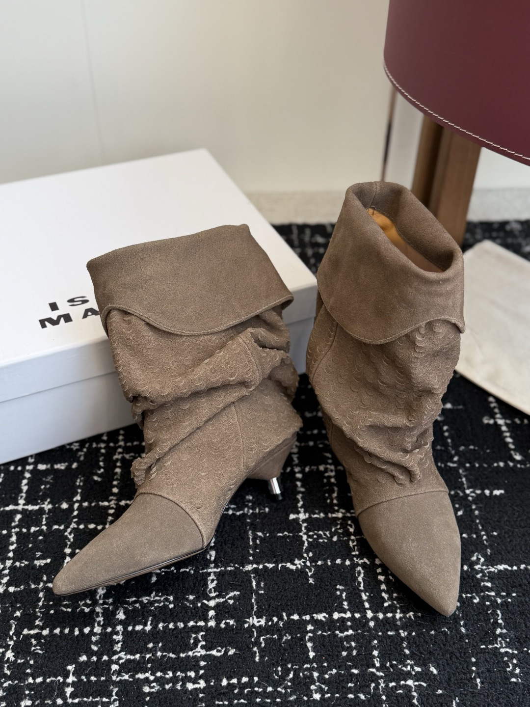 代购级 Isabel Marant 伊莎贝尔 26ss 尖头细跟短靴 一脚蹬细跟短靴,麟片皮孔点缀短靴腰身,时尚感满满 代购级 Isabel Marant 伊莎贝尔 26ss 尖头细跟短靴 一脚蹬细跟短靴,麟片皮孔点缀短靴腰身,时尚感满满