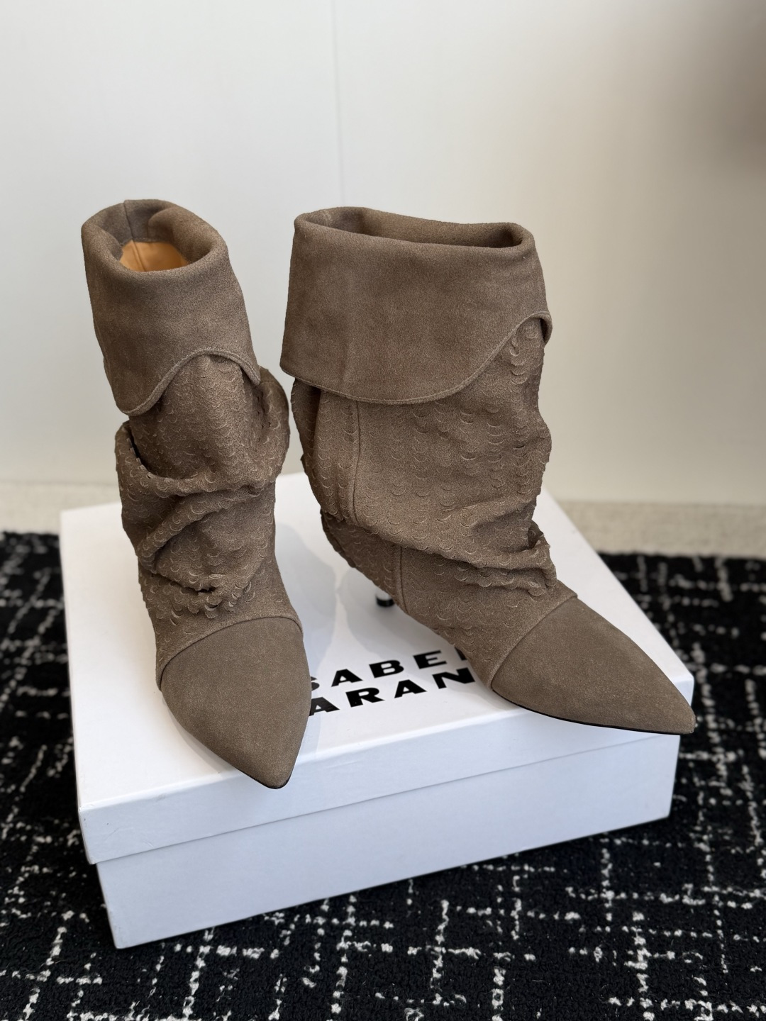代购级 Isabel Marant 伊莎贝尔 26ss 尖头细跟短靴 一脚蹬细跟短靴,麟片皮孔点缀短靴腰身,时尚感满满 代购级 Isabel Marant 伊莎贝尔 26ss 尖头细跟短靴 一脚蹬细跟短靴,麟片皮孔点缀短靴腰身,时尚感满满