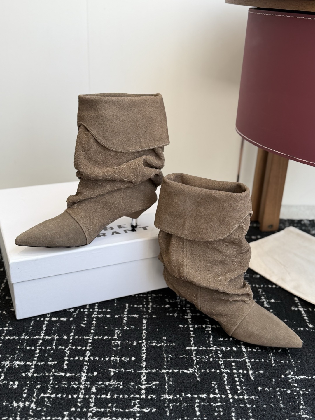 代购级 Isabel Marant 伊莎贝尔 26ss 尖头细跟短靴 一脚蹬细跟短靴,麟片皮孔点缀短靴腰身,时尚感满满 代购级 Isabel Marant 伊莎贝尔 26ss 尖头细跟短靴 一脚蹬细跟短靴,麟片皮孔点缀短靴腰身,时尚感满满