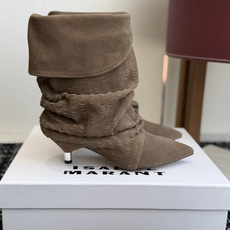 代购级 Isabel Marant 伊莎贝尔 26ss 尖头细跟短靴 一脚蹬细跟短靴,麟片皮孔点缀短靴腰身,时尚感满满 代购级 Isabel Marant 伊莎贝尔 26ss 尖头细跟短靴 一脚蹬细跟短靴,麟片皮孔点缀短靴腰身,时尚感满满