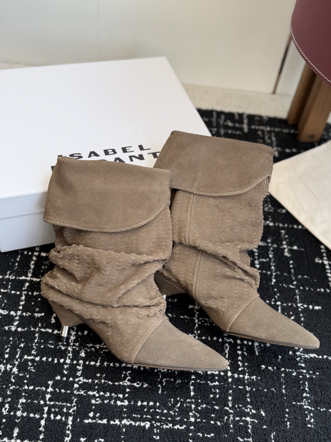 代购级 Isabel Marant 伊莎贝尔 26ss 尖头细跟短靴 一脚蹬细跟短靴,麟片皮孔点缀短靴腰身,时尚感满满 代购级 Isabel Marant 伊莎贝尔 26ss 尖头细跟短靴 一脚蹬细跟短靴,麟片皮孔点缀短靴腰身,时尚感满满