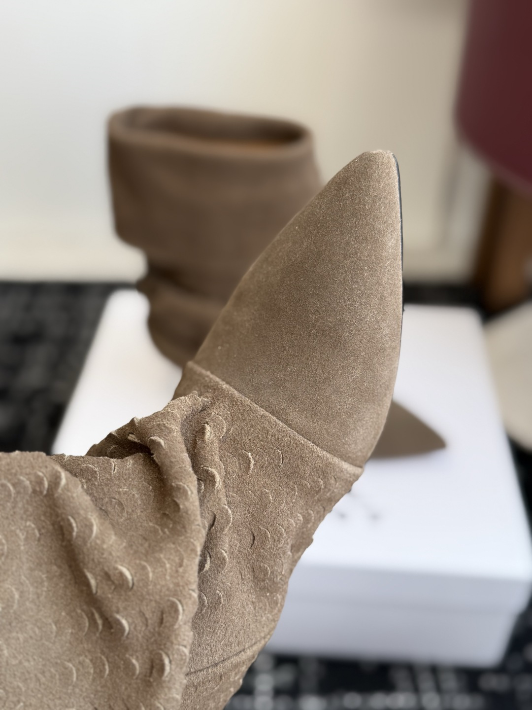 代购级 Isabel Marant 伊莎贝尔 26ss 尖头细跟短靴 一脚蹬细跟短靴,麟片皮孔点缀短靴腰身,时尚感满满 代购级 Isabel Marant 伊莎贝尔 26ss 尖头细跟短靴 一脚蹬细跟短靴,麟片皮孔点缀短靴腰身,时尚感满满