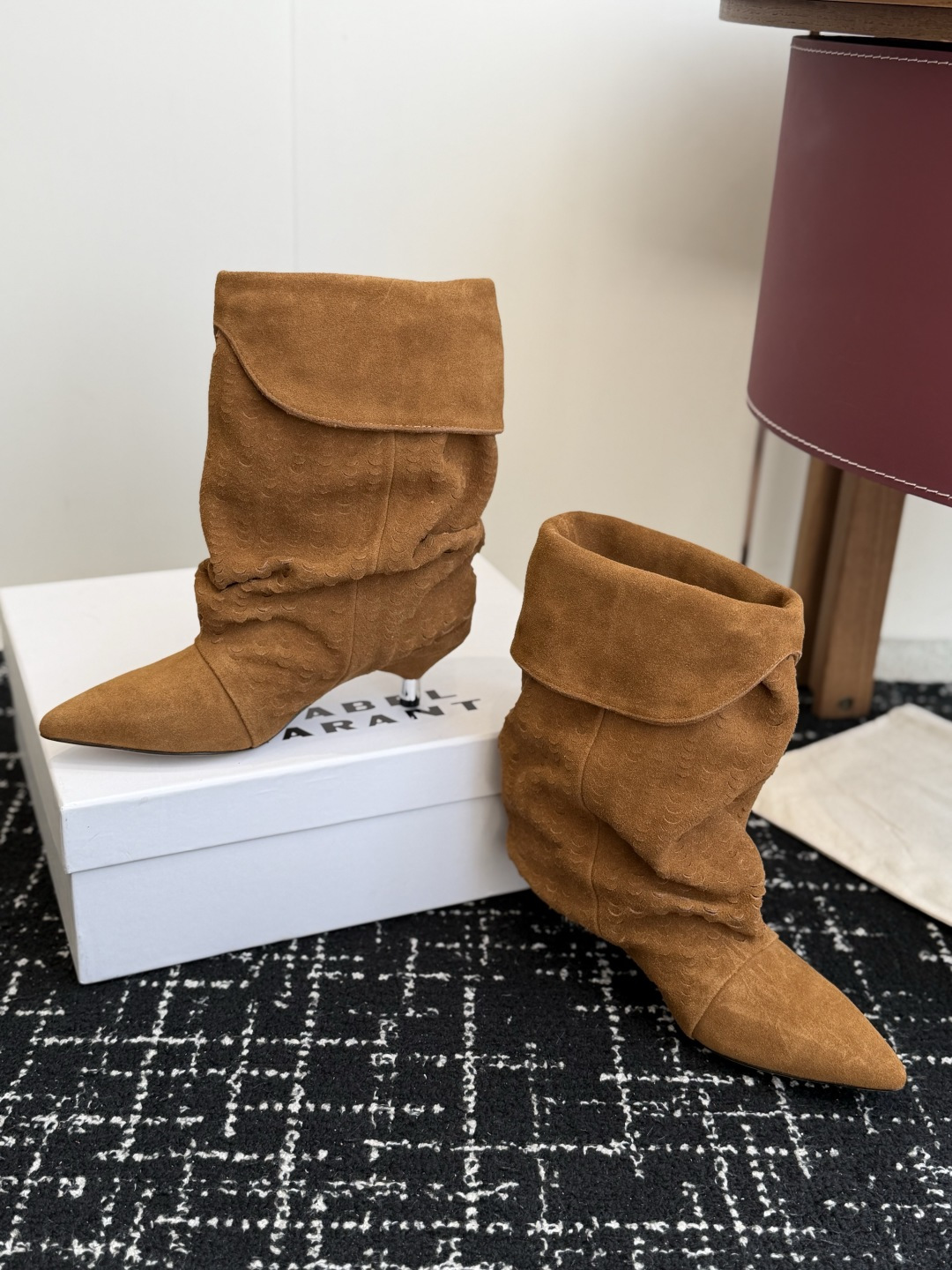 代购级 Isabel Marant 伊莎贝尔 26ss 尖头细跟短靴 一脚蹬细跟短靴,麟片皮孔点缀短靴腰身,时尚感满满 代购级 Isabel Marant 伊莎贝尔 26ss 尖头细跟短靴 一脚蹬细跟短靴,麟片皮孔点缀短靴腰身,时尚感满满