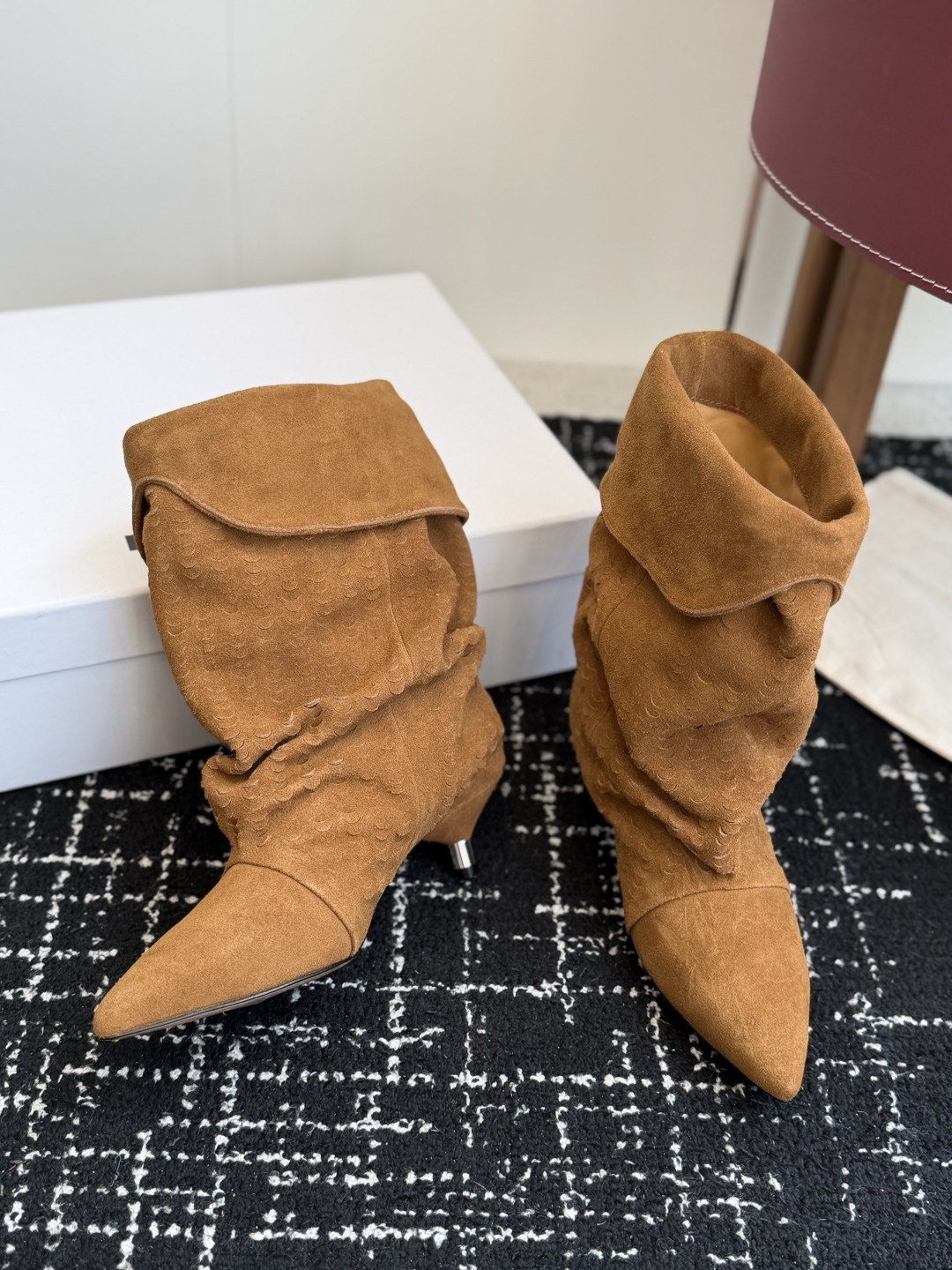代购级 Isabel Marant 伊莎贝尔 26ss 尖头细跟短靴 一脚蹬细跟短靴,麟片皮孔点缀短靴腰身,时尚感满满 代购级 Isabel Marant 伊莎贝尔 26ss 尖头细跟短靴 一脚蹬细跟短靴,麟片皮孔点缀短靴腰身,时尚感满满