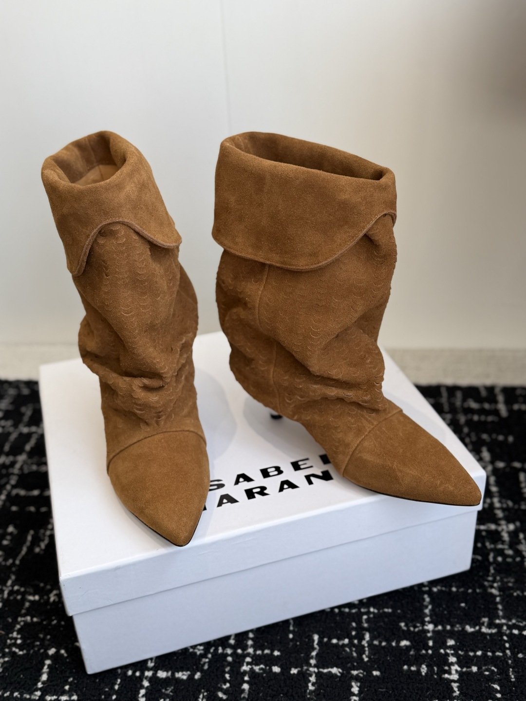 代购级 Isabel Marant 伊莎贝尔 26ss 尖头细跟短靴 一脚蹬细跟短靴,麟片皮孔点缀短靴腰身,时尚感满满 代购级 Isabel Marant 伊莎贝尔 26ss 尖头细跟短靴 一脚蹬细跟短靴,麟片皮孔点缀短靴腰身,时尚感满满