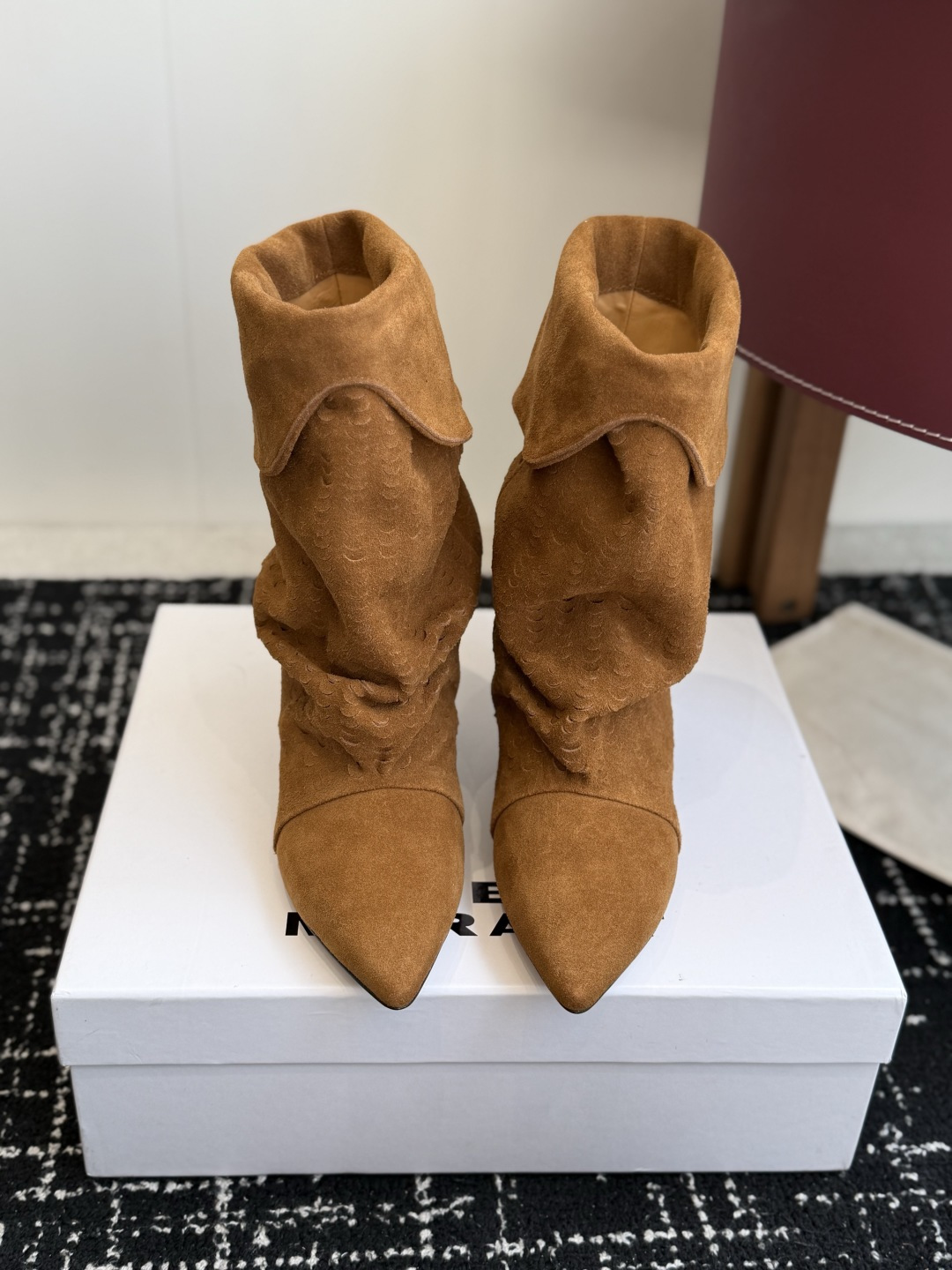 代购级 Isabel Marant 伊莎贝尔 26ss 尖头细跟短靴 一脚蹬细跟短靴,麟片皮孔点缀短靴腰身,时尚感满满 代购级 Isabel Marant 伊莎贝尔 26ss 尖头细跟短靴 一脚蹬细跟短靴,麟片皮孔点缀短靴腰身,时尚感满满