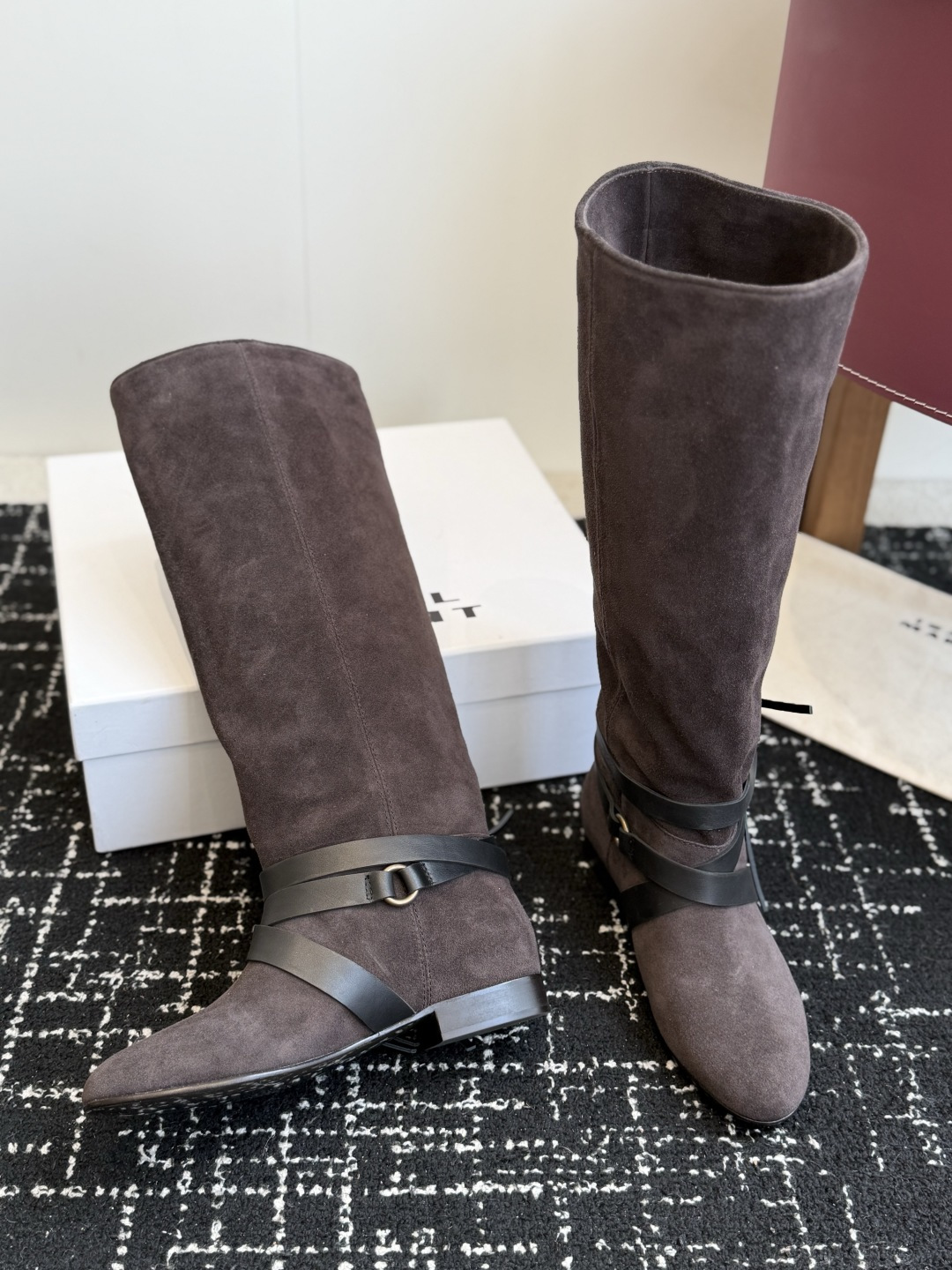 代购级 IsabelMarant 伊莎贝尔 26ss新款短靴长靴 设计显腿细,松紧设计,适合各种纬度! 无任何装饰,简 代购级 IsabelMarant 伊莎贝尔 26ss新款短靴长靴 设计显腿细,松紧设计,适合各种纬度! 无任何装饰,简