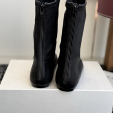 代购级 Khaite 26ss 秋冬新款 短靴 炫酷 弹力靴 这双单品高级感满满 弹力鞋面完完全全就是自带气场 太绝了 代购级 Khaite 26ss 秋冬新款 短靴 炫酷 弹力靴 这双单品高级感满满 弹力鞋面完完全全就是自带气场 太绝了