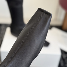 代购级 Khaite 26ss 秋冬新款 短靴 炫酷 弹力靴 这双单品高级感满满 弹力鞋面完完全全就是自带气场 太绝了 代购级 Khaite 26ss 秋冬新款 短靴 炫酷 弹力靴 这双单品高级感满满 弹力鞋面完完全全就是自带气场 太绝了
