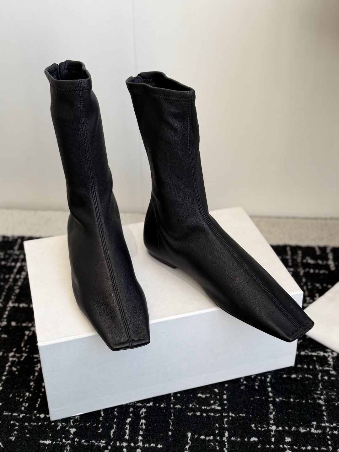 代购级 Khaite 26ss 秋冬新款 短靴 炫酷 弹力靴 这双单品高级感满满 弹力鞋面完完全全就是自带气场 太绝了 代购级 Khaite 26ss 秋冬新款 短靴 炫酷 弹力靴 这双单品高级感满满 弹力鞋面完完全全就是自带气场 太绝了