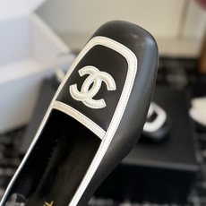代购级 Chanel26SS新款方头拼色 后空凉鞋 经典方头鞋型自带复古高级感,拼色设计瞬间点亮整体造型,把香奈儿的品牌 代购级 Chanel26SS新款方头拼色 后空凉鞋 经典方头鞋型自带复古高级感,拼色设计瞬间点亮整体造型,把香奈儿的品牌