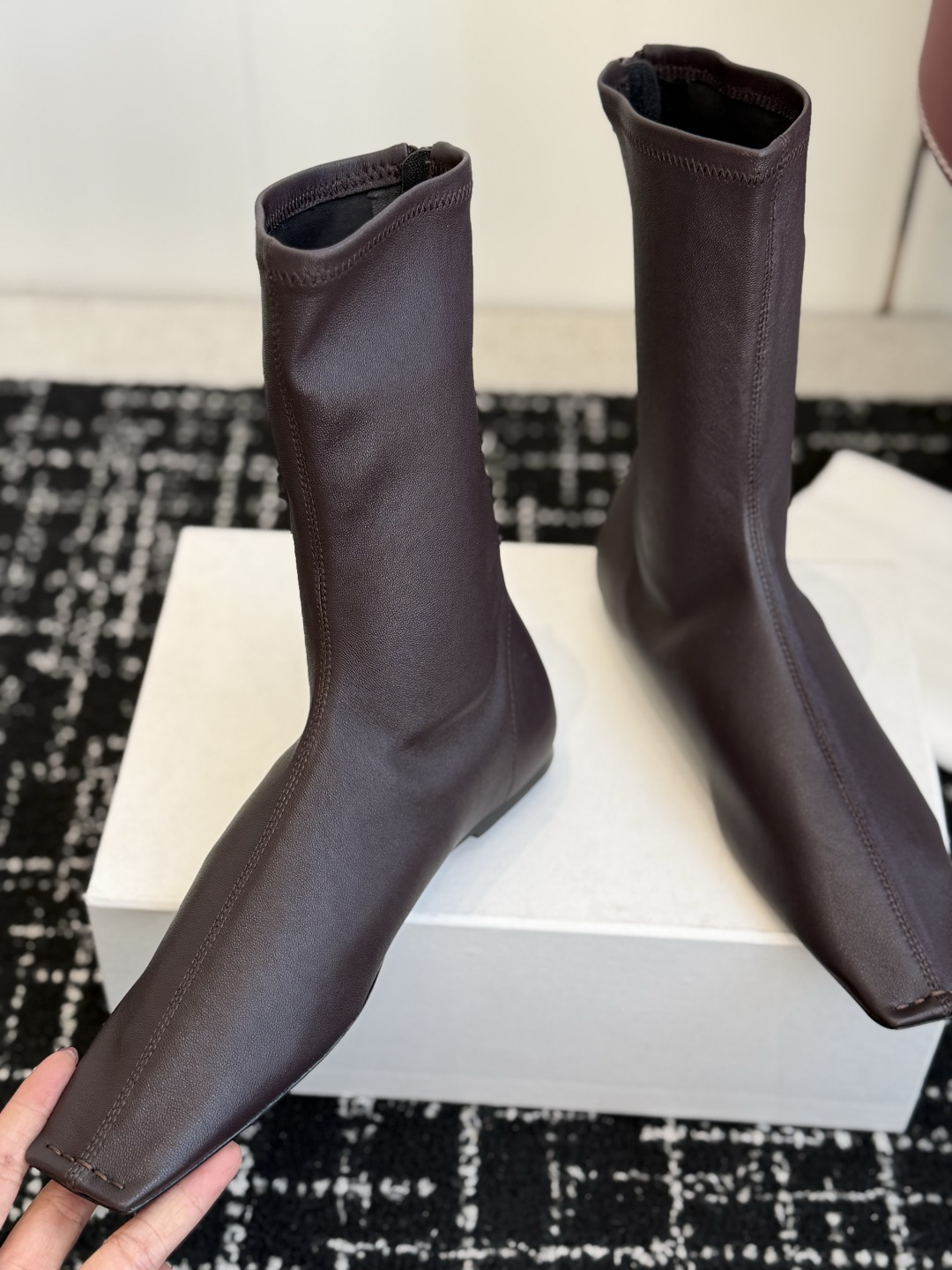 代购级 Khaite 26ss 秋冬新款 短靴 炫酷 弹力靴 这双单品高级感满满 弹力鞋面完完全全就是自带气场 太绝了 代购级 Khaite 26ss 秋冬新款 短靴 炫酷 弹力靴 这双单品高级感满满 弹力鞋面完完全全就是自带气场 太绝了