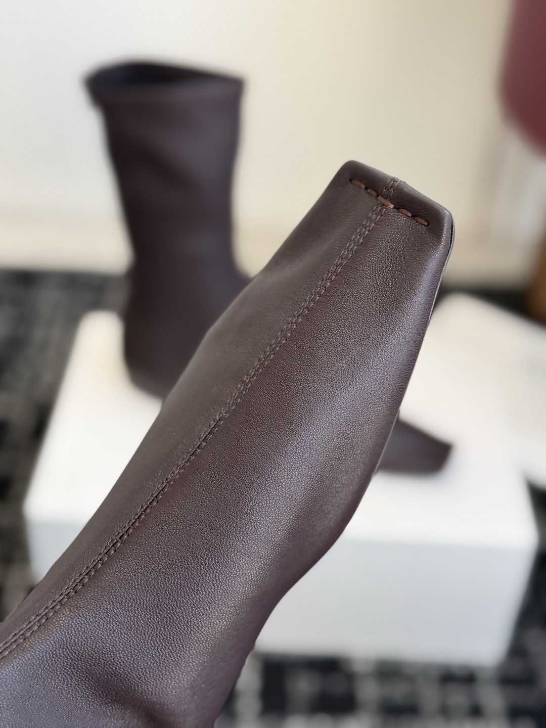 代购级 Khaite 26ss 秋冬新款 短靴 炫酷 弹力靴 这双单品高级感满满 弹力鞋面完完全全就是自带气场 太绝了 代购级 Khaite 26ss 秋冬新款 短靴 炫酷 弹力靴 这双单品高级感满满 弹力鞋面完完全全就是自带气场 太绝了