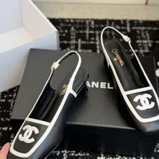 代购级 Chanel26SS新款方头拼色 后空凉鞋 经典方头鞋型自带复古高级感,拼色设计瞬间点亮整体造型,把香奈儿的品牌 代购级 Chanel26SS新款方头拼色 后空凉鞋 经典方头鞋型自带复古高级感,拼色设计瞬间点亮整体造型,把香奈儿的品牌