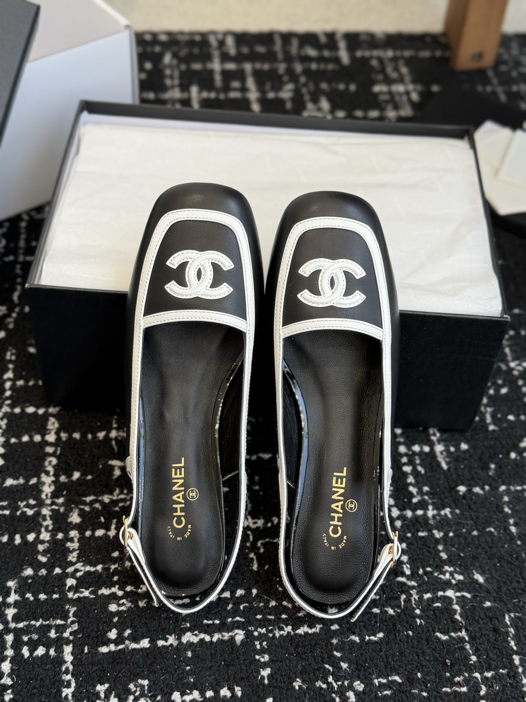 代购级 Chanel26SS新款方头拼色 后空凉鞋 经典方头鞋型自带复古高级感,拼色设计瞬间点亮整体造型,把香奈儿的品牌 代购级 Chanel26SS新款方头拼色 后空凉鞋 经典方头鞋型自带复古高级感,拼色设计瞬间点亮整体造型,把香奈儿的品牌