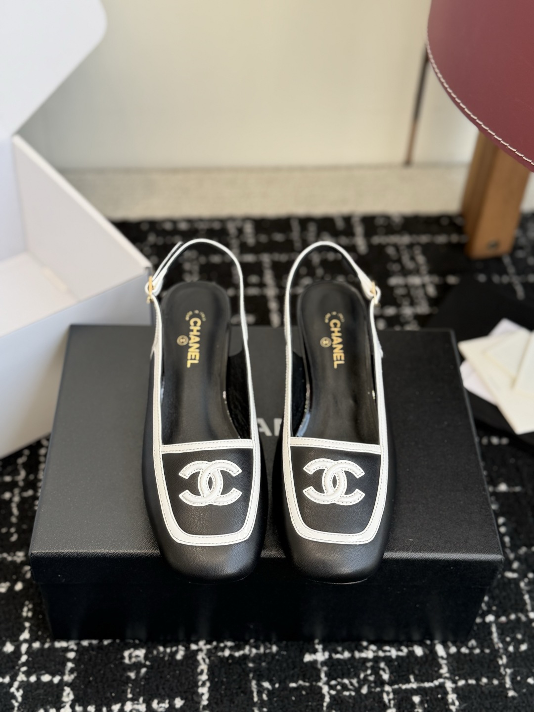 代购级 Chanel26SS新款方头拼色 后空凉鞋 经典方头鞋型自带复古高级感，拼色设计瞬间点亮整体造型，把香奈儿的品牌