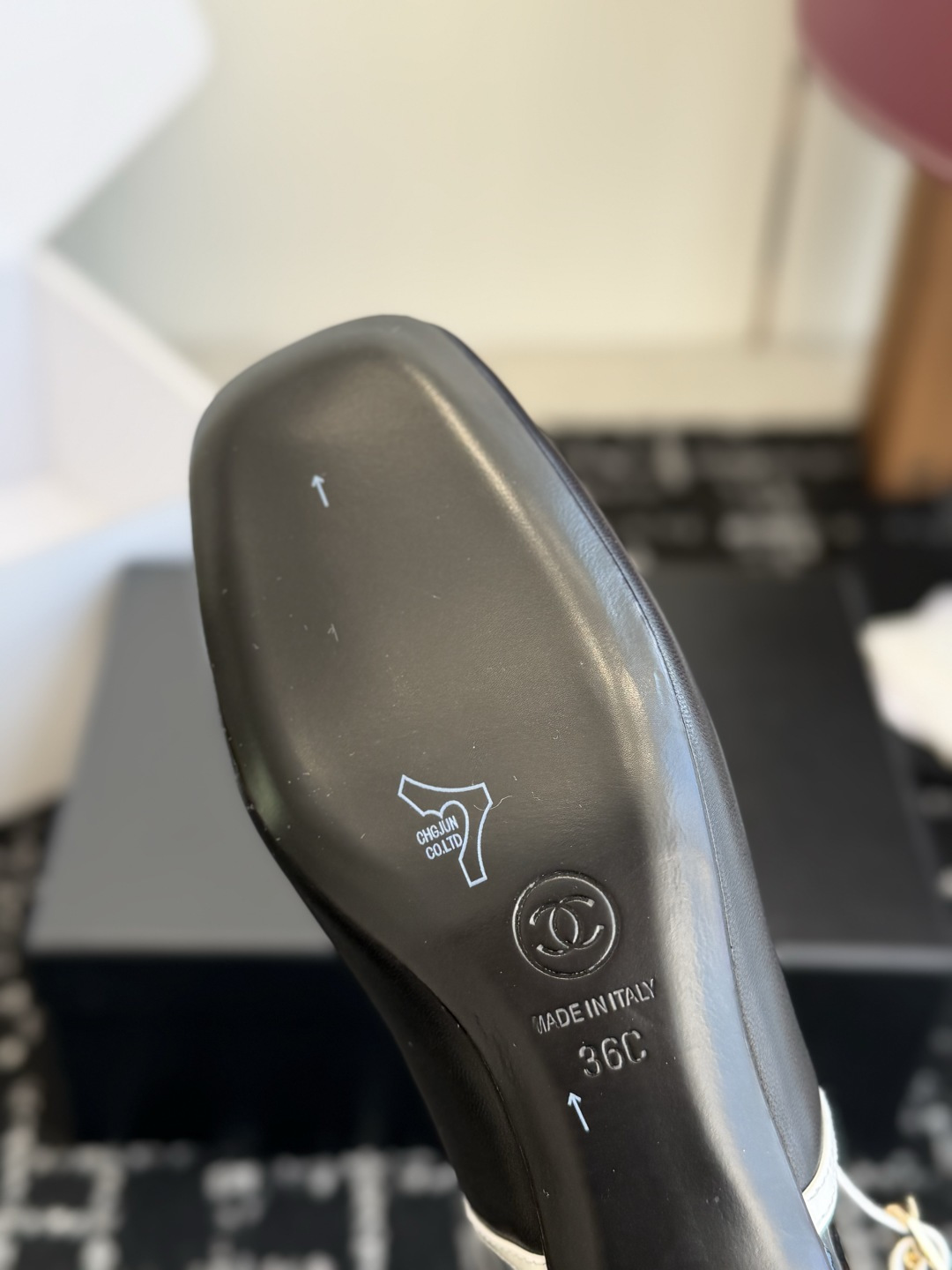 代购级 Chanel26SS新款方头拼色 后空凉鞋 经典方头鞋型自带复古高级感,拼色设计瞬间点亮整体造型,把香奈儿的品牌 代购级 Chanel26SS新款方头拼色 后空凉鞋 经典方头鞋型自带复古高级感,拼色设计瞬间点亮整体造型,把香奈儿的品牌