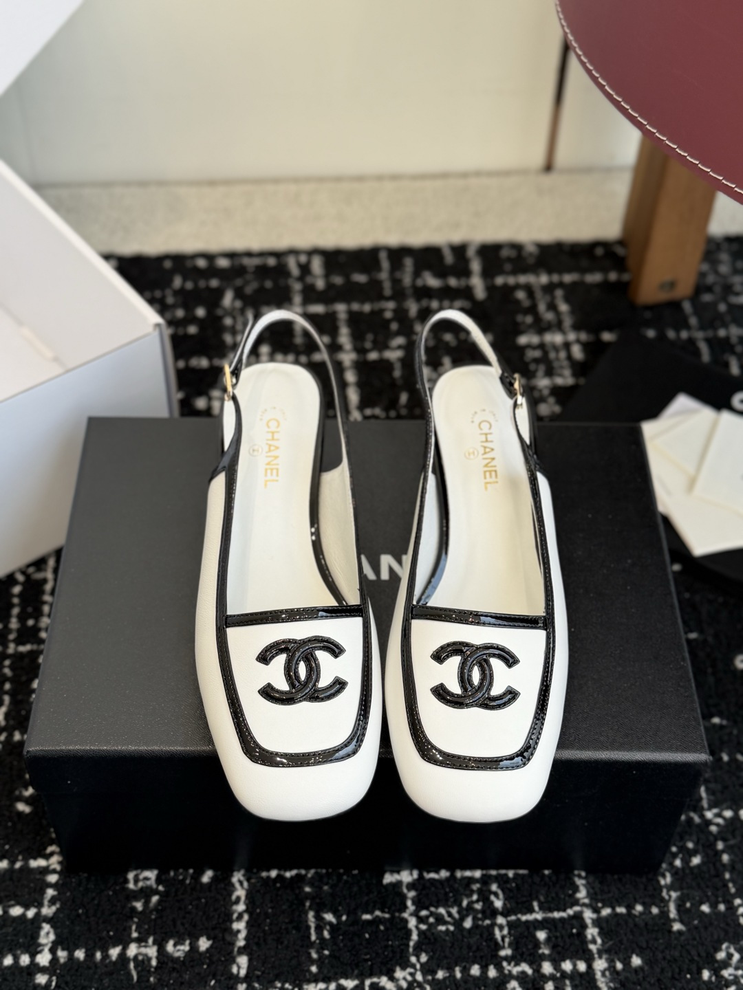 代购级 Chanel26SS新款方头拼色 后空凉鞋 经典方头鞋型自带复古高级感，拼色设计瞬间点亮整体造型，把香奈儿的品牌