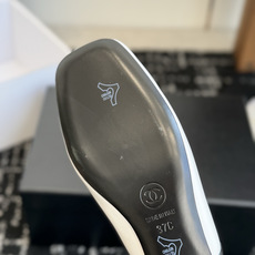 代购级 Chanel26SS新款方头拼色 后空凉鞋 经典方头鞋型自带复古高级感,拼色设计瞬间点亮整体造型,把香奈儿的品牌 代购级 Chanel26SS新款方头拼色 后空凉鞋 经典方头鞋型自带复古高级感,拼色设计瞬间点亮整体造型,把香奈儿的品牌