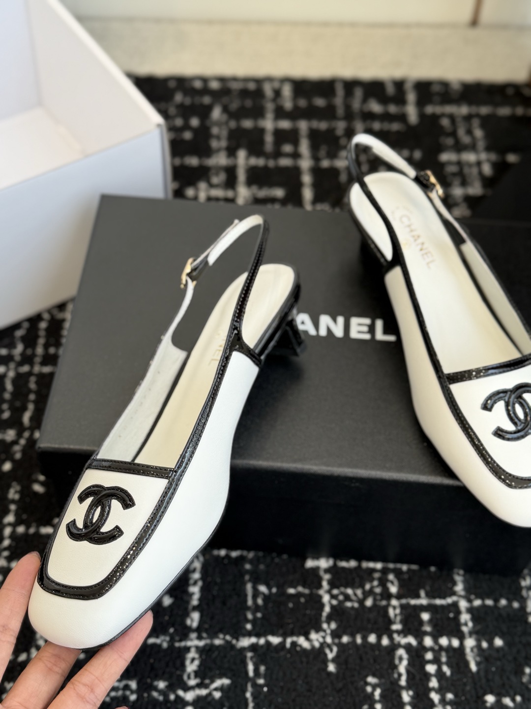 代购级 Chanel26SS新款方头拼色 后空凉鞋 经典方头鞋型自带复古高级感,拼色设计瞬间点亮整体造型,把香奈儿的品牌 代购级 Chanel26SS新款方头拼色 后空凉鞋 经典方头鞋型自带复古高级感,拼色设计瞬间点亮整体造型,把香奈儿的品牌