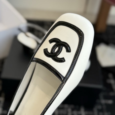 代购级 Chanel26SS新款方头拼色 后空凉鞋 经典方头鞋型自带复古高级感,拼色设计瞬间点亮整体造型,把香奈儿的品牌 代购级 Chanel26SS新款方头拼色 后空凉鞋 经典方头鞋型自带复古高级感,拼色设计瞬间点亮整体造型,把香奈儿的品牌