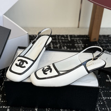代购级 Chanel26SS新款方头拼色 后空凉鞋 经典方头鞋型自带复古高级感,拼色设计瞬间点亮整体造型,把香奈儿的品牌 代购级 Chanel26SS新款方头拼色 后空凉鞋 经典方头鞋型自带复古高级感,拼色设计瞬间点亮整体造型,把香奈儿的品牌