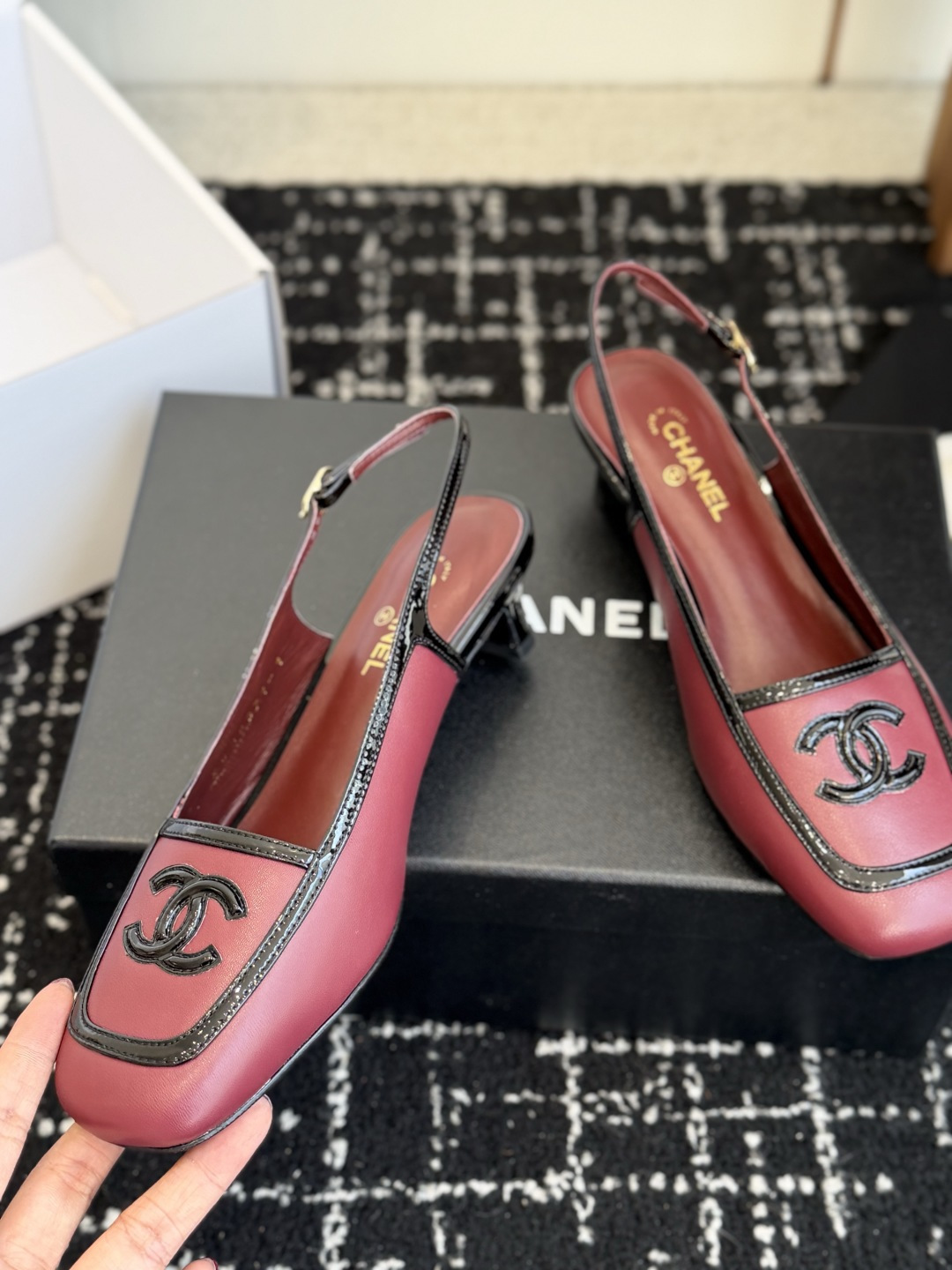 代购级 Chanel26SS新款方头拼色 后空凉鞋 经典方头鞋型自带复古高级感,拼色设计瞬间点亮整体造型,把香奈儿的品牌 代购级 Chanel26SS新款方头拼色 后空凉鞋 经典方头鞋型自带复古高级感,拼色设计瞬间点亮整体造型,把香奈儿的品牌