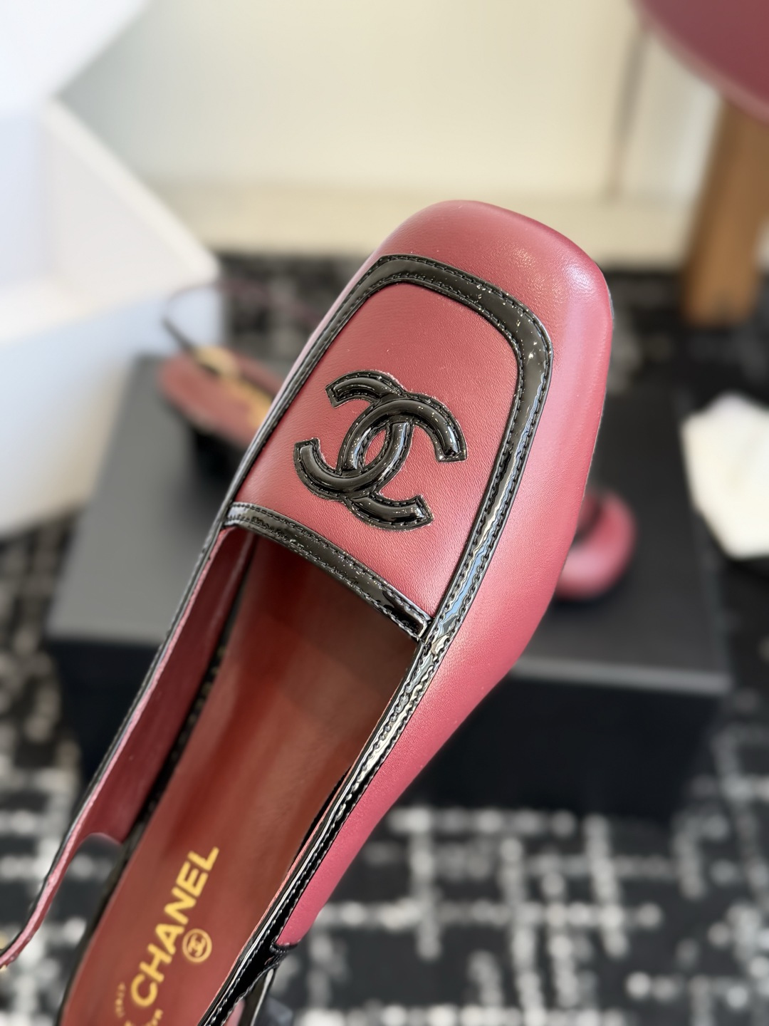 代购级 Chanel26SS新款方头拼色 后空凉鞋 经典方头鞋型自带复古高级感,拼色设计瞬间点亮整体造型,把香奈儿的品牌 代购级 Chanel26SS新款方头拼色 后空凉鞋 经典方头鞋型自带复古高级感,拼色设计瞬间点亮整体造型,把香奈儿的品牌