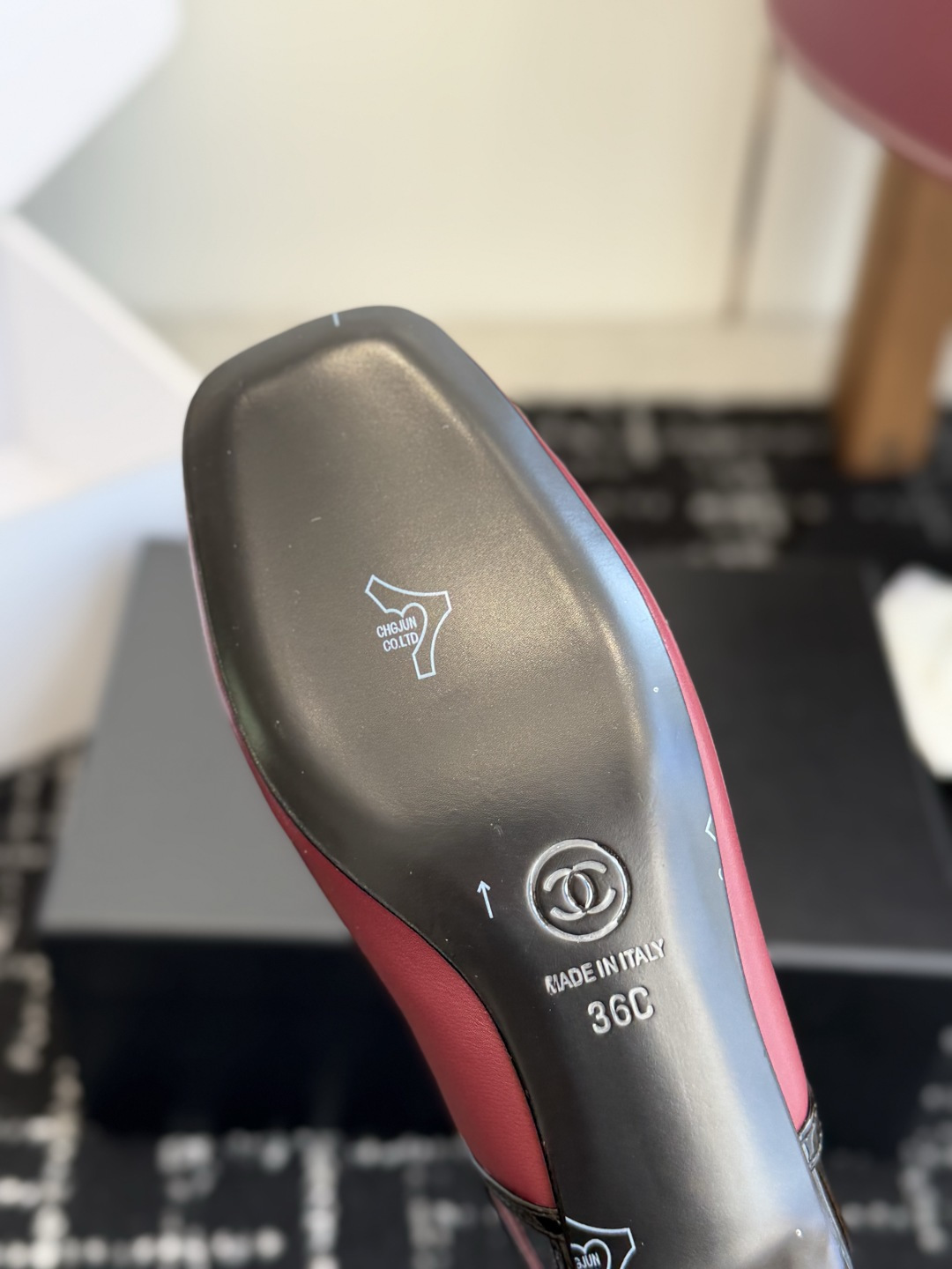 代购级 Chanel26SS新款方头拼色 后空凉鞋 经典方头鞋型自带复古高级感,拼色设计瞬间点亮整体造型,把香奈儿的品牌 代购级 Chanel26SS新款方头拼色 后空凉鞋 经典方头鞋型自带复古高级感,拼色设计瞬间点亮整体造型,把香奈儿的品牌