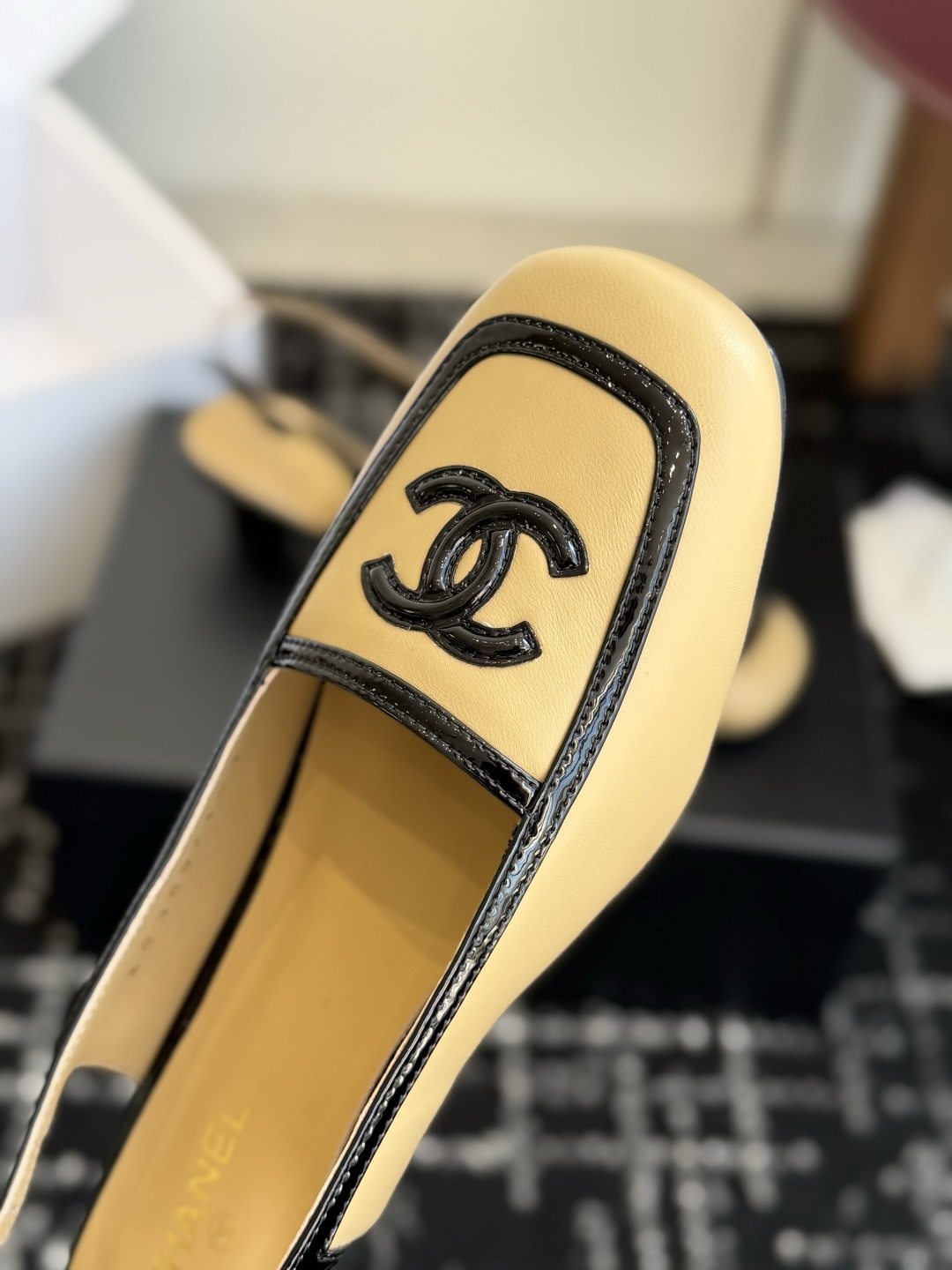 代购级 Chanel26SS新款方头拼色 后空凉鞋 经典方头鞋型自带复古高级感，拼色设计瞬间点亮整体造型，把香奈儿的品牌