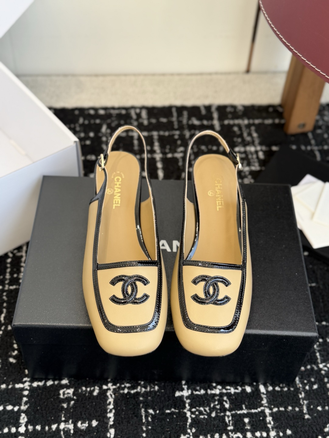 代购级 Chanel26SS新款方头拼色 后空凉鞋 经典方头鞋型自带复古高级感，拼色设计瞬间点亮整体造型，把香奈儿的品牌
