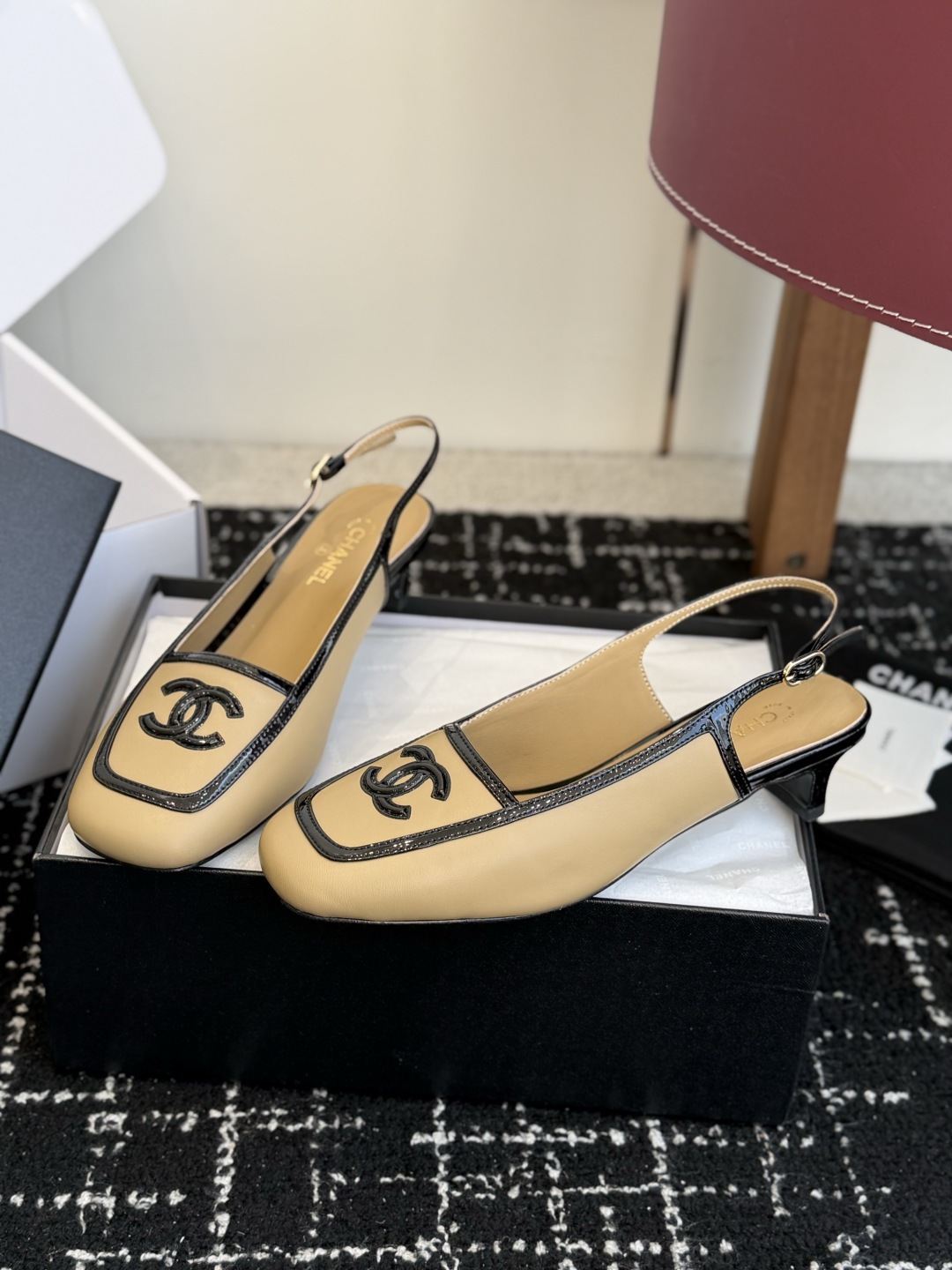代购级 Chanel26SS新款方头拼色 后空凉鞋 经典方头鞋型自带复古高级感，拼色设计瞬间点亮整体造型，把香奈儿的品牌