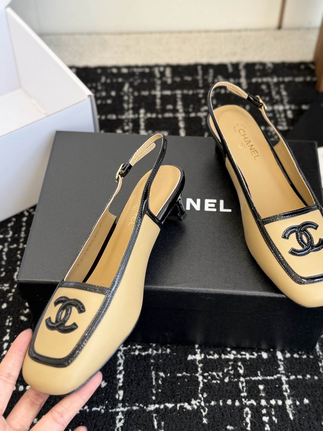 代购级 Chanel26SS新款方头拼色 后空凉鞋 经典方头鞋型自带复古高级感，拼色设计瞬间点亮整体造型，把香奈儿的品牌
