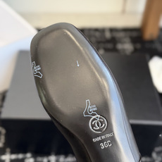 代购级 Chanel26SS新款方头拼色 后空凉鞋 经典方头鞋型自带复古高级感,拼色设计瞬间点亮整体造型,把香奈儿的品牌 代购级 Chanel26SS新款方头拼色 后空凉鞋 经典方头鞋型自带复古高级感,拼色设计瞬间点亮整体造型,把香奈儿的品牌