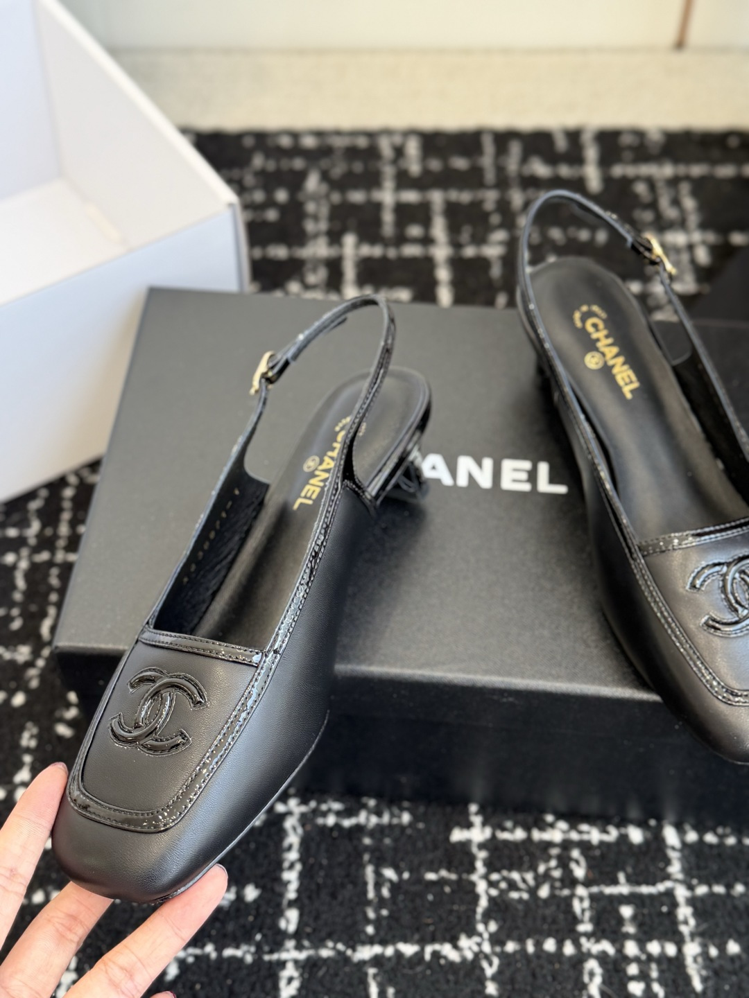 代购级 Chanel26SS新款方头拼色 后空凉鞋 经典方头鞋型自带复古高级感,拼色设计瞬间点亮整体造型,把香奈儿的品牌 代购级 Chanel26SS新款方头拼色 后空凉鞋 经典方头鞋型自带复古高级感,拼色设计瞬间点亮整体造型,把香奈儿的品牌