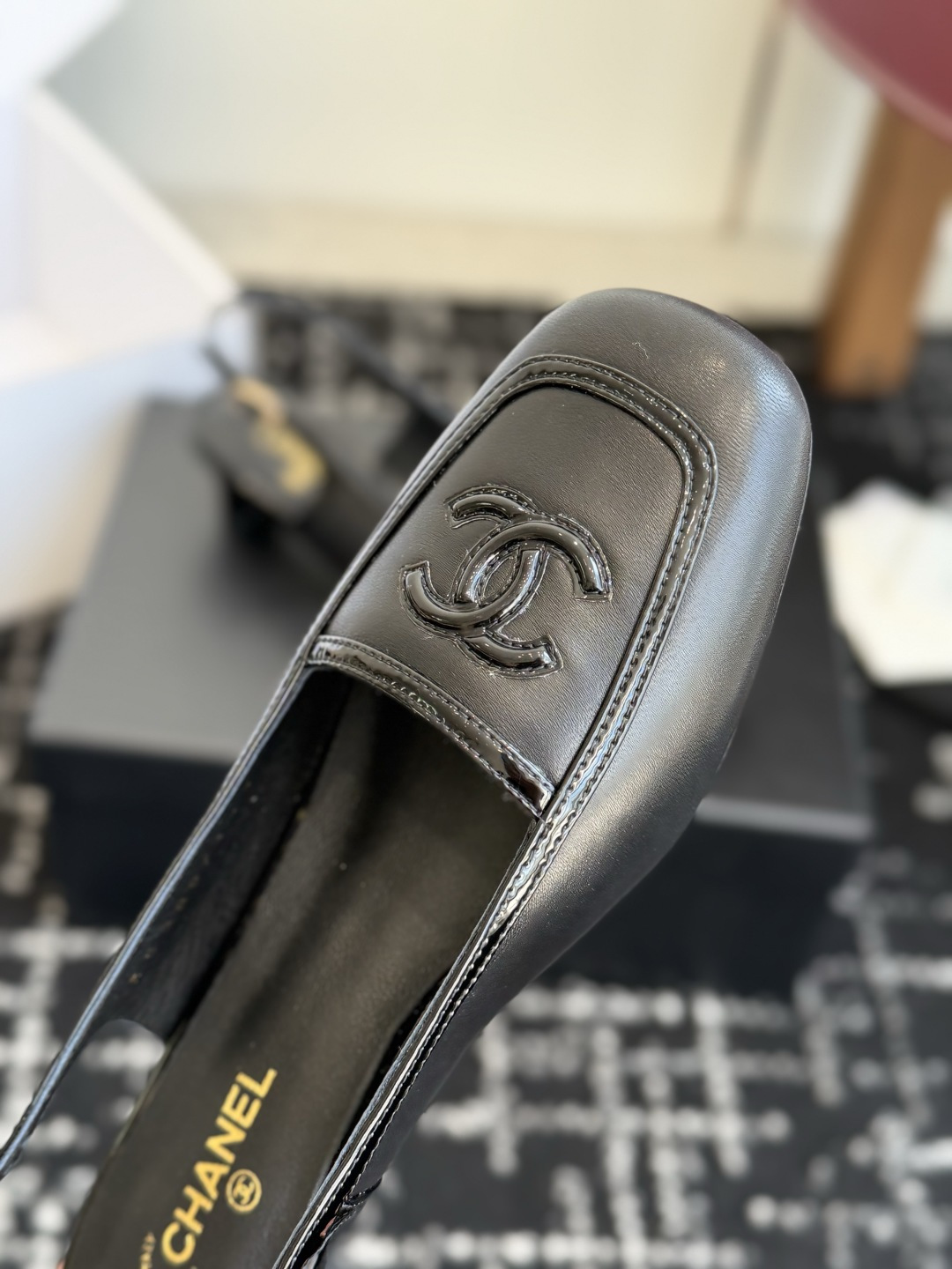 代购级 Chanel26SS新款方头拼色 后空凉鞋 经典方头鞋型自带复古高级感,拼色设计瞬间点亮整体造型,把香奈儿的品牌 代购级 Chanel26SS新款方头拼色 后空凉鞋 经典方头鞋型自带复古高级感,拼色设计瞬间点亮整体造型,把香奈儿的品牌