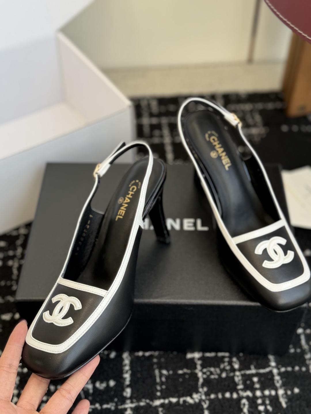 代购级 Chanel26SS新款方头拼色 后空凉鞋 经典方头鞋型自带复古高级感,拼色设计瞬间点亮整体造型,把香奈儿的品牌 代购级 Chanel26SS新款方头拼色 后空凉鞋 经典方头鞋型自带复古高级感,拼色设计瞬间点亮整体造型,把香奈儿的品牌