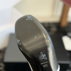 代购级 Chanel26SS新款方头拼色 后空凉鞋 经典方头鞋型自带复古高级感,拼色设计瞬间点亮整体造型,把香奈儿的品牌 代购级 Chanel26SS新款方头拼色 后空凉鞋 经典方头鞋型自带复古高级感,拼色设计瞬间点亮整体造型,把香奈儿的品牌