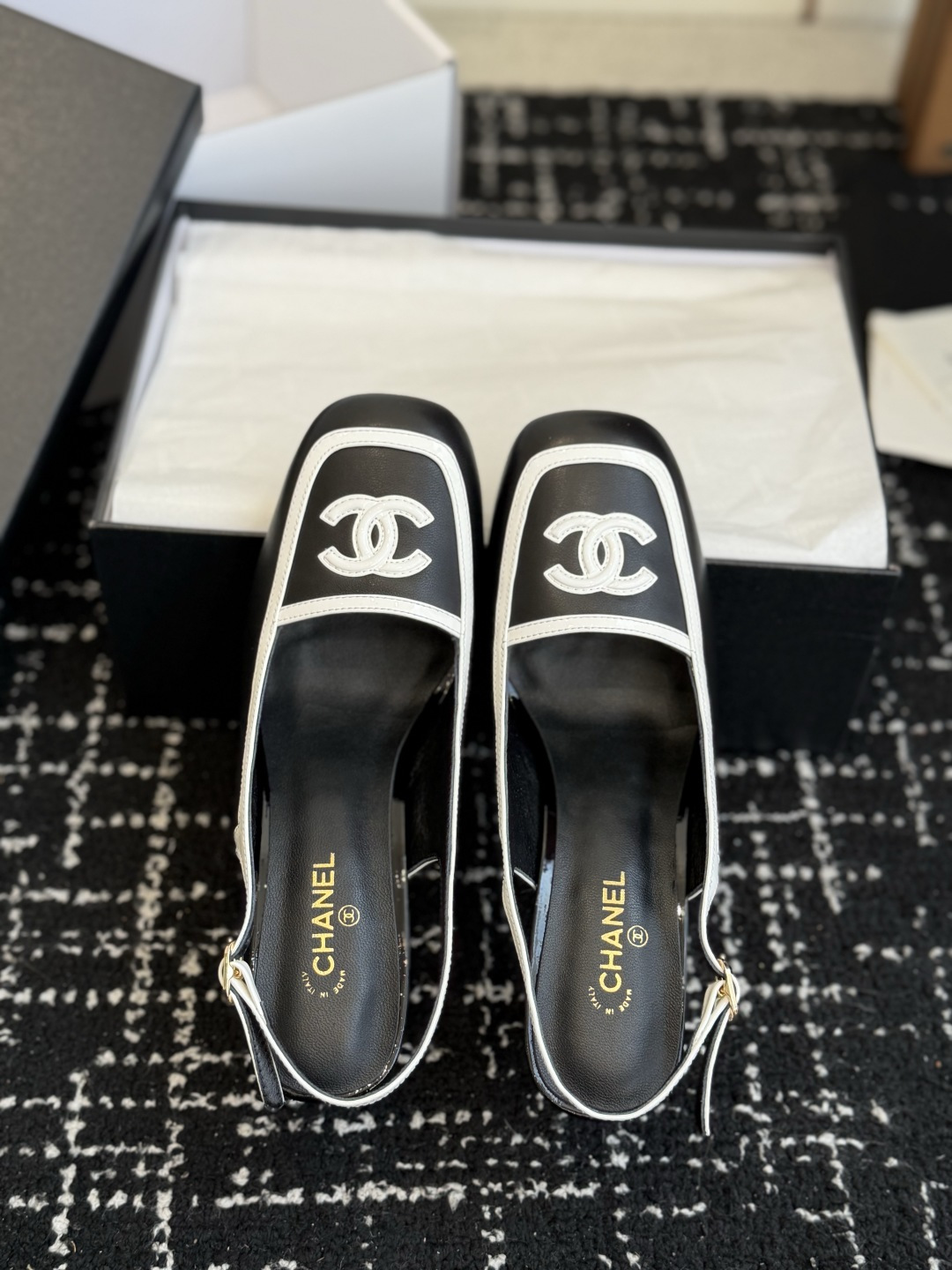 代购级 Chanel26SS新款方头拼色 后空凉鞋 经典方头鞋型自带复古高级感,拼色设计瞬间点亮整体造型,把香奈儿的品牌 代购级 Chanel26SS新款方头拼色 后空凉鞋 经典方头鞋型自带复古高级感,拼色设计瞬间点亮整体造型,把香奈儿的品牌