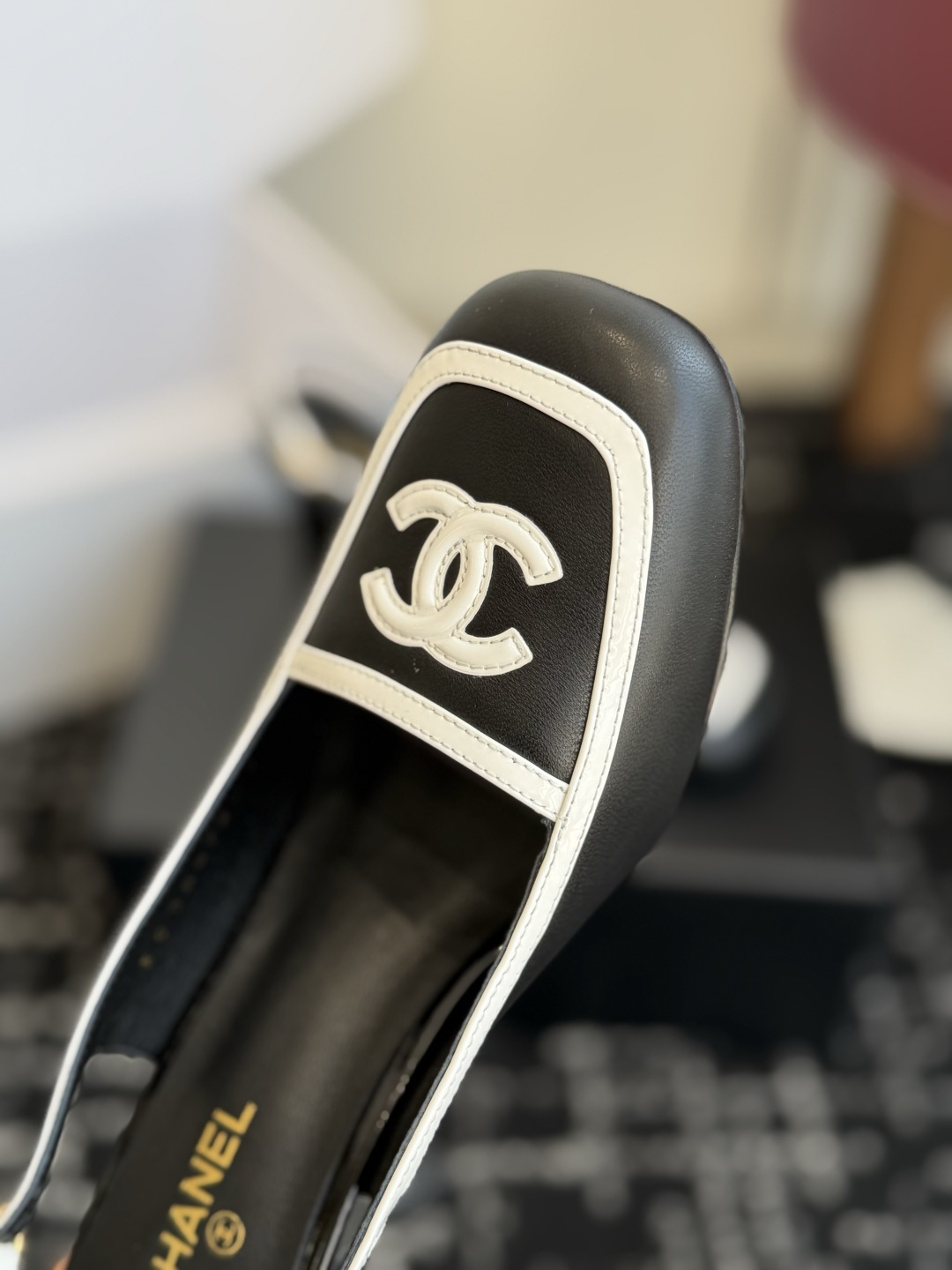 代购级 Chanel26SS新款方头拼色 后空凉鞋 经典方头鞋型自带复古高级感,拼色设计瞬间点亮整体造型,把香奈儿的品牌 代购级 Chanel26SS新款方头拼色 后空凉鞋 经典方头鞋型自带复古高级感,拼色设计瞬间点亮整体造型,把香奈儿的品牌