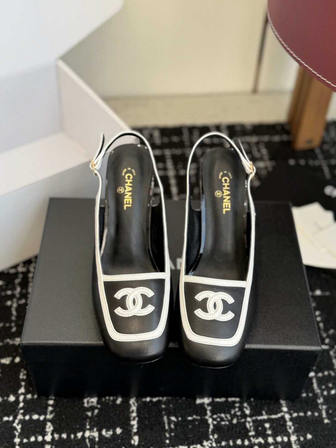 代购级 Chanel26SS新款方头拼色 后空凉鞋 经典方头鞋型自带复古高级感，拼色设计瞬间点亮整体造型，把香奈儿的品牌
