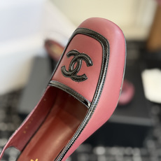 代购级 Chanel26SS新款方头拼色 后空凉鞋 经典方头鞋型自带复古高级感,拼色设计瞬间点亮整体造型,把香奈儿的品牌 代购级 Chanel26SS新款方头拼色 后空凉鞋 经典方头鞋型自带复古高级感,拼色设计瞬间点亮整体造型,把香奈儿的品牌