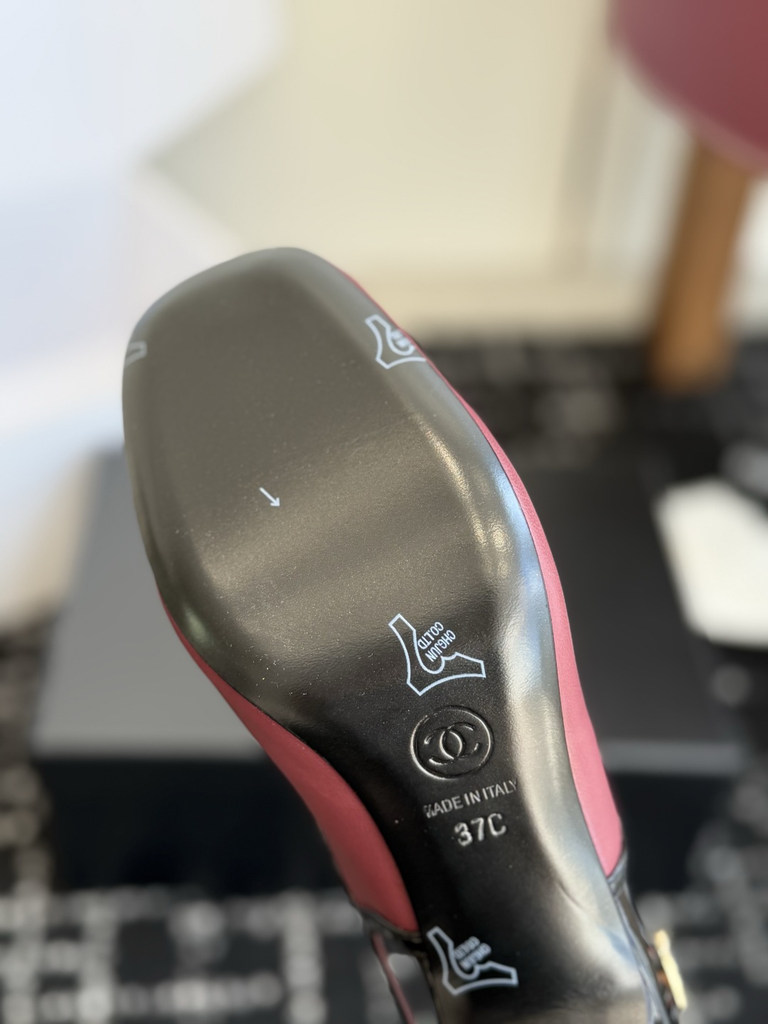 代购级 Chanel26SS新款方头拼色 后空凉鞋 经典方头鞋型自带复古高级感,拼色设计瞬间点亮整体造型,把香奈儿的品牌 代购级 Chanel26SS新款方头拼色 后空凉鞋 经典方头鞋型自带复古高级感,拼色设计瞬间点亮整体造型,把香奈儿的品牌
