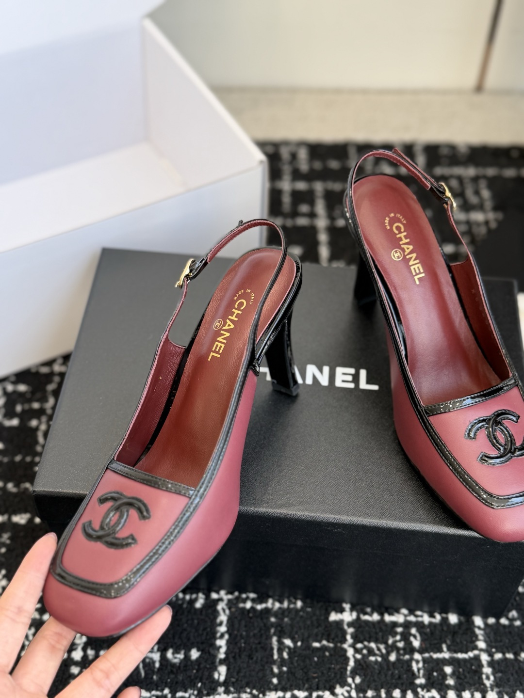 代购级 Chanel26SS新款方头拼色 后空凉鞋 经典方头鞋型自带复古高级感,拼色设计瞬间点亮整体造型,把香奈儿的品牌 代购级 Chanel26SS新款方头拼色 后空凉鞋 经典方头鞋型自带复古高级感,拼色设计瞬间点亮整体造型,把香奈儿的品牌