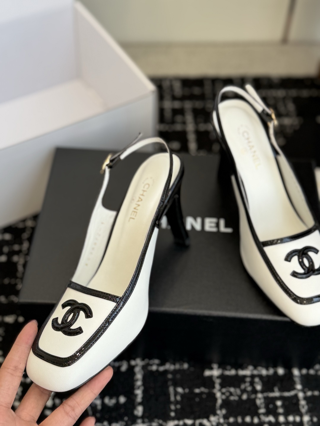 代购级 Chanel26SS新款方头拼色 后空凉鞋 经典方头鞋型自带复古高级感,拼色设计瞬间点亮整体造型,把香奈儿的品牌 代购级 Chanel26SS新款方头拼色 后空凉鞋 经典方头鞋型自带复古高级感,拼色设计瞬间点亮整体造型,把香奈儿的品牌