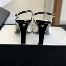 代购级 Chanel26SS新款方头拼色 后空凉鞋 经典方头鞋型自带复古高级感,拼色设计瞬间点亮整体造型,把香奈儿的品牌 代购级 Chanel26SS新款方头拼色 后空凉鞋 经典方头鞋型自带复古高级感,拼色设计瞬间点亮整体造型,把香奈儿的品牌