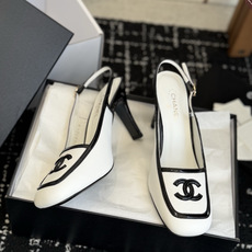 代购级 Chanel26SS新款方头拼色 后空凉鞋 经典方头鞋型自带复古高级感,拼色设计瞬间点亮整体造型,把香奈儿的品牌 代购级 Chanel26SS新款方头拼色 后空凉鞋 经典方头鞋型自带复古高级感,拼色设计瞬间点亮整体造型,把香奈儿的品牌