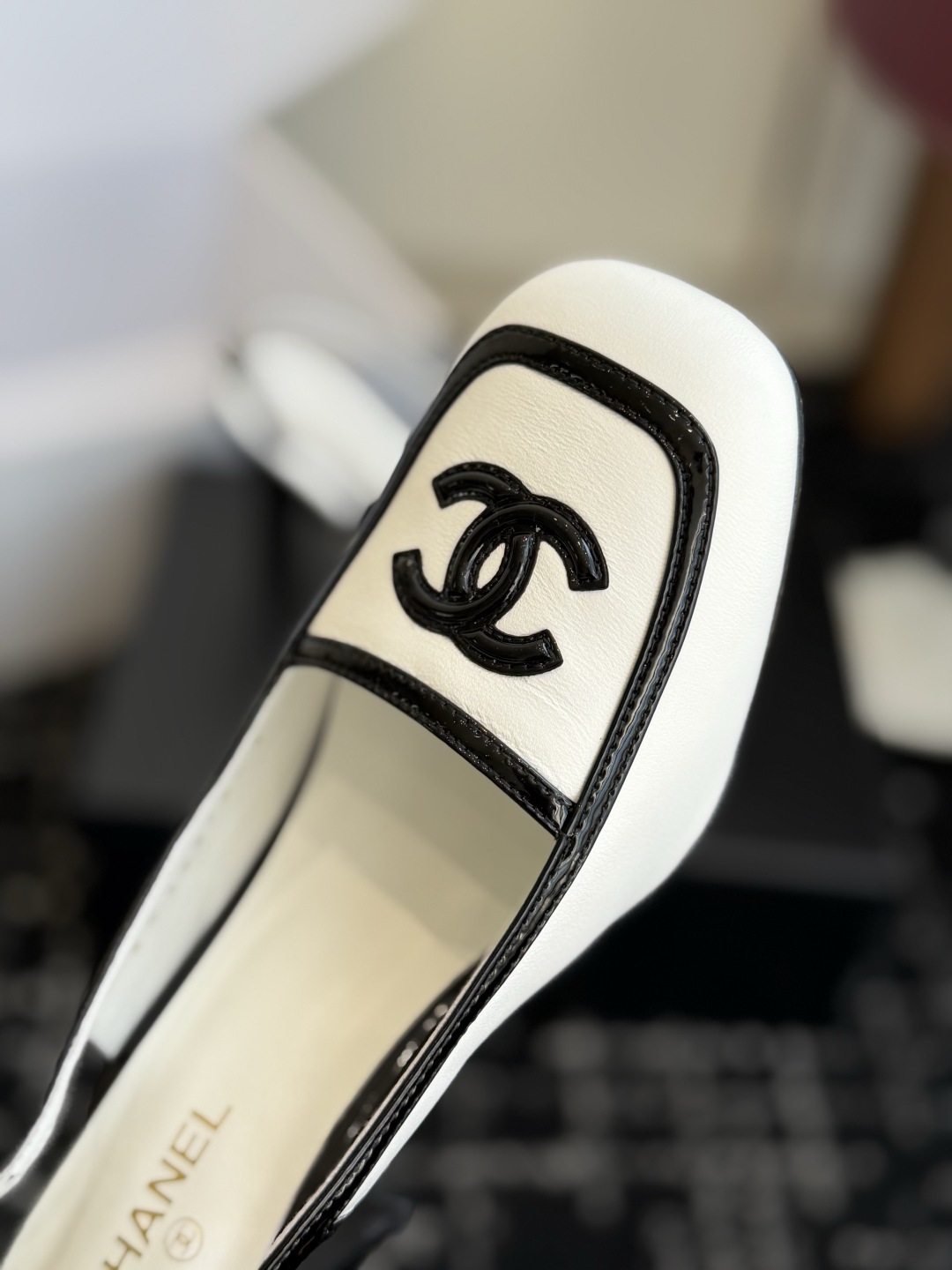 代购级 Chanel26SS新款方头拼色 后空凉鞋 经典方头鞋型自带复古高级感,拼色设计瞬间点亮整体造型,把香奈儿的品牌 代购级 Chanel26SS新款方头拼色 后空凉鞋 经典方头鞋型自带复古高级感,拼色设计瞬间点亮整体造型,把香奈儿的品牌
